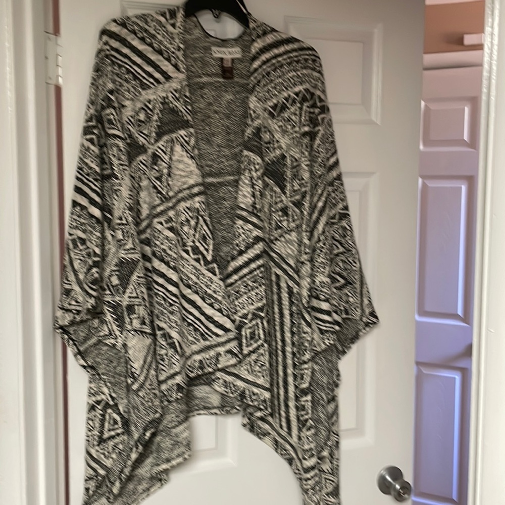 Knox Rose poncho size l/xl.  Black and white
